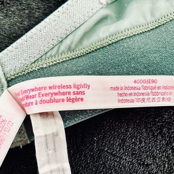 VS PINK Wear Everywhere Lightly Lined Wireless Bra size 40DD & Matching Panties - Picture 4 of 6